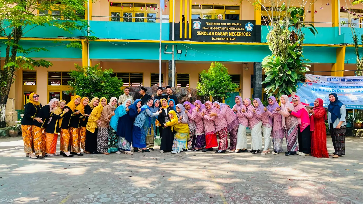 Foto kebersamaan tenaga pendidik SD Negeri 002 Balikpapan Selatan