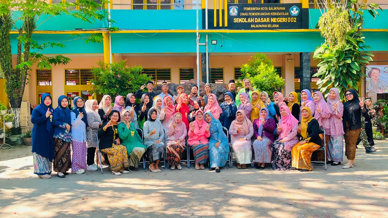 Keluarga besar SD Negeri 002 Balikpapan Selatan di halaman sekolah